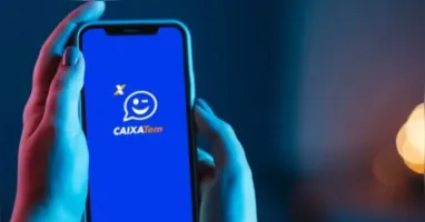 Aposentados e pensionistas do INSS já podem movimentar o 13º antecipado pelo Caixa Tem; medida deve injetar bilhões na economia brasileira.