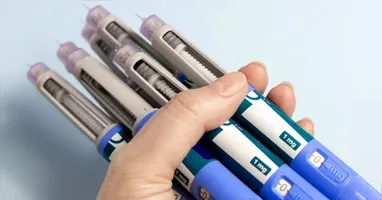 O lixo de gerado por esses medicamentos é preocupante, já que fármacos descartados inadequadamente podem contaminar água e solo e causar resistência microbiana