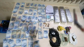 Ao retornarem à residência, os militares montaram um cerco e flagraram outro suspeito com mais 50,6 gramas de maconha, balança de precisão e dinheiro.