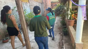 Equipe de endemias orientando moradora sobre descarte adequado do molusco