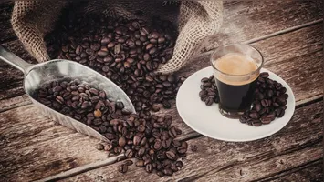 O café é um item indispensável na rotina dos brasileiros, mas sua relação com a balança ainda gera debates.