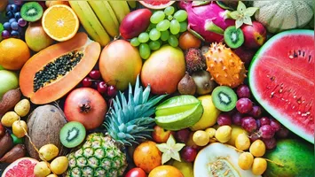 Embora não existam frutas proibidas, algumas exigem maior cautela devido ao alto índice glicêmico ou carga calórica, como a melancia, uva, figo e frutas secas.