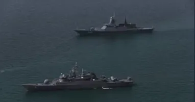 Navios do Irã e da Rússia durante treinamento militar conjunto em Ormuz