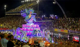 Comunidades e o Brasil se prepara para conhecer as escolas campeãs do Carnaval em São Paulo e no Rio de Janeiro.