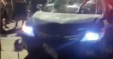 Moradores tentaram retirar carro após criança ficar presa sob automóvel.
