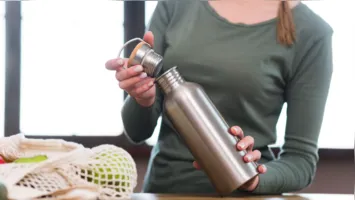 Garrafinha d’água pode acumular milhões de bactérias se não for higienizada corretamente.