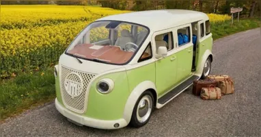 O visual lembra a Kombi “Corujinha”, mas com tecnologia do século XXI