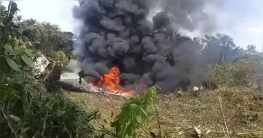 Avião militar da Colômbia em chamas após a queda