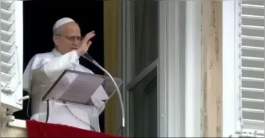 O papa Leão XIV fez um pronunciamento na Praça de São Pedro, no Vaticano, durante a oração do Angelu.