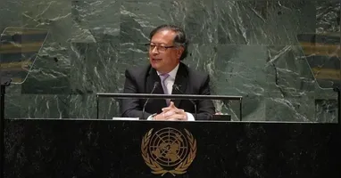 O presidente colombiano Gustavo Petro denunciou o bombardeio. De acordo com ele, equipes de resgate encontraram 27 corpos carbonizados no local.
