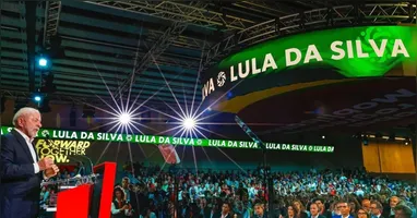 Mais cedo, ainda em Barcelona, o presidente participou, ao lado de outros líderes internacionais, da quarta edição do Fórum Democracia Sempre
