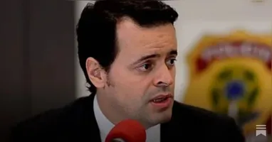 O funcionário citado seria o delegado da PF (Polícia Federal) Marcelo Ivo de Carvalho, que atua em Miami, conforme a Folha apurou.