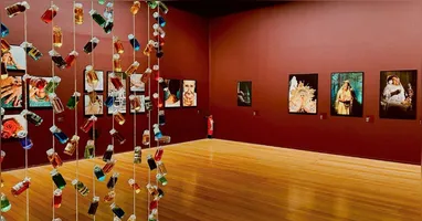 A exposição também se destaca pela proposta expográfica, que amplia a experiência para além da fotografia tradicional.