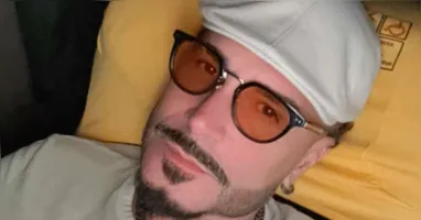 Latino em viagem no ônibus antes do acidente