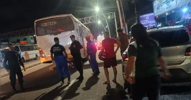 Motociclista ficou debaixo do ônibus