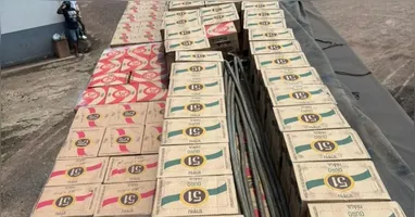 Parte da carga de cachaça apreendida