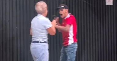 Suspeito aponta a arma para a vítima