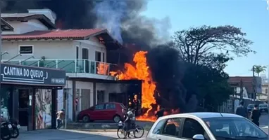 Local em chamas após a queda da aeronave