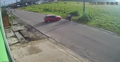 Momento em que o carro desgovernado atingiu os ocupantes da moto
