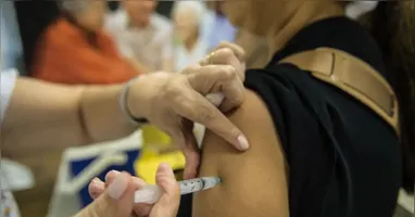 A ação segue até o dia 30 de maio, com oferta gratuita de doses nas Unidades Básicas de Saúde (UBSs).