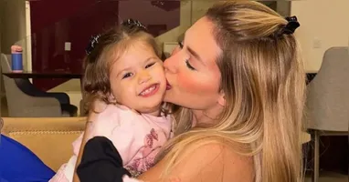 Coincidentemente, a influenciadora havia publicado registros no dia anterior em que aparecia com compressas de gelo na cabeça para aliviar os sintomas.