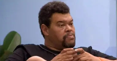 Babu Santana provoca tensão no BBB 26 ao cozinhar apenas para aliados, gerando debates acalorados e redefinindo alianças em meio à escassez de alimentos.