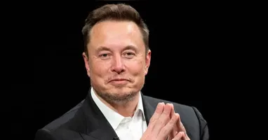 Elon Musk prevê que a IA pode superar a inteligência humana até 2030, levantando preocupações sobre riscos e a necessidade de regulamentação e ética na tecnologia.