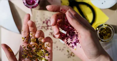 Especialista explica por que esfregar espalha o glitter e aponta técnicas eficazes para remover partículas após a folia