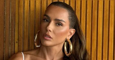Deborah Secco relaxa após o Carnaval, compartilhando fotos descontraídas nas redes sociais. A atriz se prepara para 'Bruna Surfistinha 2'.
