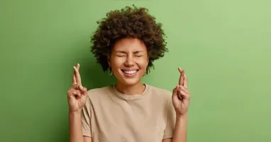 Além de observar signos e números, vale organizar ações concretas, com uma revisão das contas e compromissos, por exemplo, que mostra o que precisa ser pago, renegociado ou encerrado.