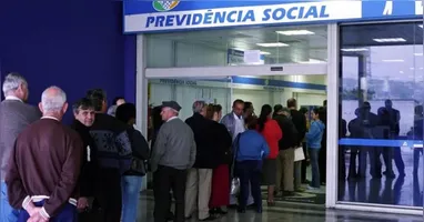 A proposta do PL 299/2023 pode permitir que aposentados que trabalham recebam bônus por contribuições ao INSS, alterando regras atuais.