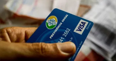 Anteriormente, o abono era pago em duas parcelas nos meses de agosto e novembro. Contudo, a nova estratégia busca estimular a economia em períodos diferentes.
