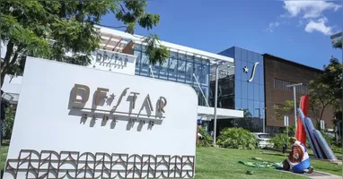 Um comboio formado por batedores da Polícia Militar do Distrito Federal e carros pretos descaracterizados saíram há pouco da garagem do hospital DF Star, localizado na Asa Sul, região central da capital federal.