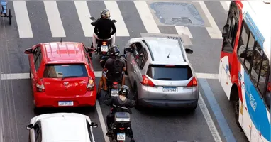 Os ciclomotores devem ser registrados e licenciados, conforme os artigos 13 e 14 da resolução.