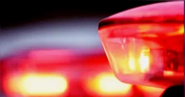 Policiais militares foram acionados e encontraram o jovem caído no corredor da garagem.