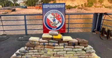A cadela farejadora Isis, da Polícia Militar, teve papel fundamental na operação. O animal identificou três volumes que continham 86 tabletes de drogas.