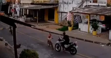 As imagens de câmeras de segurança mostram que os dois tentam desviar, mas acabam se chocando frontalmente.