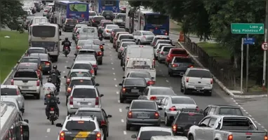 O débito de IPVA impede a emissão do Certificado de Registro e Licenciamento de Veículo. Sem este documento, o carro não pode circular legalmente em nenhum estado brasileiro.