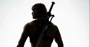 Nicholas Galitzine interpreta o Príncipe Adam, que se transforma no poderoso He-Man ao empunhar a espada e invocar o poder de Grayskull.