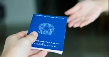 O empregador tem papel fundamental para que a doméstica receba o abono salarial. Ele deve registrar todas as informações trabalhistas no eSocial, sistema que substituiu a RAIS para a maioria das categorias profissionais.