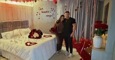 Ela disse sim ao pedido, porém confessou que já havia tomado a decisão antes mesmo da pergunta formal.