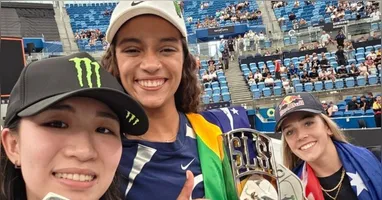 A tradicional selfie do pódio contou com a japonesa Liz Akama e a australiana Chloe Covell ao lado de Rayssa.