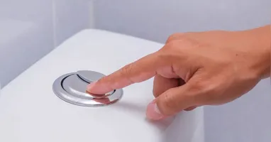 Muita gente ainda acha que os botões servem apenas para dar a descarga, mas a função tem um foco importante: economizar água.