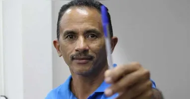 Manoel Gomes ganhou fama nacional com um vídeo simples publicado nas redes sociais. Na gravação, ele cantava sua própria composição, a música "Caneta Azul".