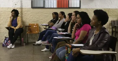 Em 2025, o programa do MEC selecionou 384 cursinhos, beneficiando mais de 12,1 mil estudantes em todas as regiões do país.