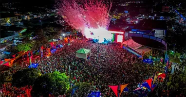 A programação ao longo da semana incluiu o tradicional Bloco Urubu Cheiroso, que percorreu o centro da cidade até a Orla do Caeté.