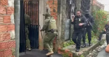 As diligências seguem em andamento para capturar o quarto investigado, que permanece foragido, além de identificar possíveis novas vítimas do grupo.