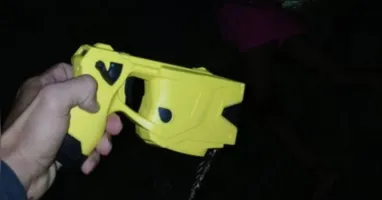 A arma de choque usada pelos policiais para conter a suspeita