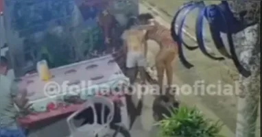 Criança é atendida pela mãe após encontrar a lesma