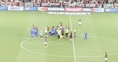 Jogador cai no gramado do Maracanã e mobiliza todos os jogadores